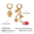 Details von asymmetrischen 18K vergoldeten Edelstahl-Ohrringen mit Beeren-Anhängern - Asymmetrisches Ohrring-Set (YYE025326)