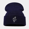 Dettaglio dei tre ricami a fungo bianco su un berretto in maglia blu scuro - Taglia unica / Blu navy