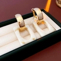 Detalle de pendientes de aro dorados en C con colgantes de resina jaspeada blanca en caja - Estilo de Colgante con Patrón de Mármol / Dorado-Caqui
