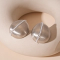 Orecchini a perno ovali in argento spazzolato con fila verticale di perle bianche - Stile Ovale Con Perle Incastonate e Perno in Argento (WE1953) / Argento