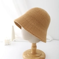 Detalle del sombrero de punto color camello con textura de lana gruesa y tejido de cadena - Ajustable / Camel