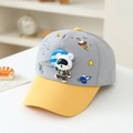 Dettaglio della toppa con orso astronauta e motivi spaziali sul cappellino da bambino - 52cm (2-5 Anni) / Grigio (Corona Grigia Tesa Gialla)