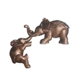 Sculptures d'éléphants en résine bronze moderne avec texture détaillée sur fond blanc - Ornement Double Éléphant