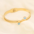 Detail eines goldenen Evil-Eye-Armbands mit blauem Emaille und Strass auf Seide - Strass Böser Blick Seitlich Offener Stil (5#)