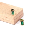 Orecchini placcati oro 18k con zirconi rettangolari verdi su un blocco di legno - Verde