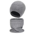 Set invernale da uomo con berretto e scaldacollo in maglia grigia spessa - Set da 2 pezzi / Grigio chiaro