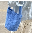 Nahaufnahme der blauen Plüsch-Beuteltasche mit flauschiger Textur und großem Design - Einfarbig Plüsch Einzelriemen Eimer / Blau