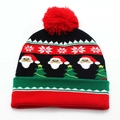 Cappello natalizio in maglia con pompon rosso e motivi di Babbo Natale, fiocchi e alberi - Stile Babbo Natale e albero
