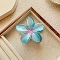 Lichtblauwe plumeria bloem haarklem variant met elegante getextureerde achtergrond - 8cm / Blauw (Lijnnet)