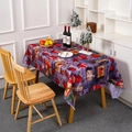 Nappe de Noël en polyester avec imprimés festifs dans un décor de salle à manger - Chaussettes Cadeaux Violettes (Style 1)