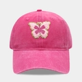 Détail d'une casquette en coton délavé rose avec broderie papillon et paillettes dorées - Réglable / Rose Rouge
