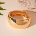 Bracciale rigido geometrico largo in metallo dorato lucido con chiusura a cerniera - Bracciale a Cerniera Lucido Dorato