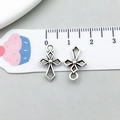 Ciondoli a croce vintage in argento per gioielli DIY, misura 1,5 cm con righello - Croce Traforata Argento Antico 11x16mm