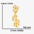 Detaillierte Maße der goldenen Ast-Ohrringe mit 6,8 cm Höhe und 2,1 cm Breite im Detail - Ein Paar / Gold