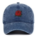 Vista frontale di un cappellino da baseball blu lavato con ricamo rosa rossa su bianco - Blu Notte
