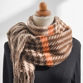 Bufanda de cuadros marrón, beige y naranja de tacto cachemira con flecos en maniquí - 180x65cm / Marrón Beige