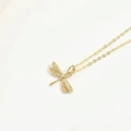 Elegante collana con ciondolo a forma di libellula dorata con ali dettagliate e catena - Libellula