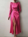 Robe de soirée élégante en satin rouge rose à manches longues avec fente haute et plis - US size 12 (L) / Rose rouge