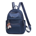 Mochila moderna de tela Oxford azul para mujer con bolsillos y colgante de oso - Pequeño / Azul