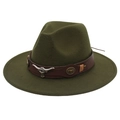 Détail d'un chapeau fedora vert foncé avec ruban en cuir et emblème de tête de taureau - Vert Militaire