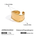 Detailansicht des 1,23 cm breiten Edelstahlrings in Gold mit Maßangaben und Abmessungen - 18K Gold Unregelmäßiger Welliger Breiter Offener Ring (JDRW2410022)