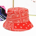 Detailansicht des roten Fischerhuts mit Paisley-Muster und breiter Krempe für Sonnenschutz - M(56-58cm) / Rot