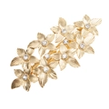 Eleganter goldener Blumen-Haarclip mit strukturierten Blüten und Kristallen auf weißem Grund - Gold