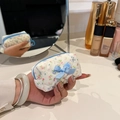 Gesteppte weiße Mini-Kosmetiktasche mit blauem Blumenmuster und einer Schleife - Blaues Band