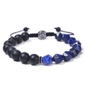 Dettaglio del bracciale con perline nere opache, pietra blu e ciondolo dell'Albero della Vita - Bracciale Sfaccettato in Lapislazzuli