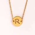 Détail du collier doré en acier inoxydable avec pendentif rond évidé de la lettre R - Lettre R