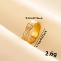 Détail d'une bague dorée avec texture émail blanc sur fond de soie beige - Style à Carreaux Blanc Or (J635-G-W)