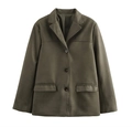 Detalle de chaqueta de ante verde oliva oscuro con botones y bolsillos sobre fondo blanco - S / Verde Militar
