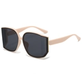 Gafas de sol oversize beige de moda con lentes gris oscuro y detalles de metal dorado - Montura Rosa Beige Lentes Gris Negro