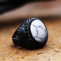 Anillo vintage de hombre en acero negro con piedra ovalada blanca y grabados florales - Talla EE. UU. 7 / Color Negro Turquesa Blanca