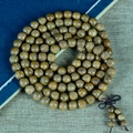 Geschnitzte 108 Gebetsperlen aus grünem Sandelholz mit buddhistischen Symbolen - Guanyin Buddha / 8mm x 108 Stk