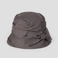 Detalle de un elegante sombrero de ramio gris oscuro con un lazo grande decorativo - M (56-58cm) / Gris oscuro