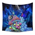 Dettaglio dell'arazzo con funghi psichedelici, creatura fantasy e sfondo di nebulosa - Magnifico Fungo Fulmine Nebulosa (ZJ523-19) / 73X95CM (Tessuto spazzolato)