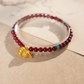 Detalle macro de la pulsera de cuentas con colgante de calabaza dorada y turquesa - Pulsera de Cuentas de Cinabrio Con Colgante de Calabaza (Con Caja de Regalo)