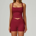 Ensemble de yoga rouge foncé avec débardeur à col carré et short à taille haute à poches - Rouge Cerise (Débardeur + Short)