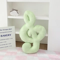Nahaufnahme des mintgrünen Notenschlüssel-Plüschkissens aus weichem, samtigem Stoff - Grün / 50cm