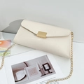 Elegante pochette a busta bianca strutturata con fibbia dorata e tracolla a catena - Bianco Sporco