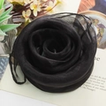 Pañuelo de gasa negra en forma de rosa sobre un fondo natural y elegante - Negro
