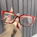 Dettaglio montatura cat-eye in TR90 con motivo rosso e leopardato e incisione della misura - Cornice leopardata gamba caffè