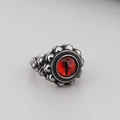 Anillo punk de acero inoxidable con calaveras plateadas y un ojo de demonio rojo central - US 7 / Ojo del Diablo Rojo (KR85953-K)