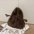 Bolso bandolera de felpa marrón con detalles de nudos y cadena metálica dorada de moda - Marrón
