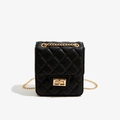 Detalle de bolso bandolera de piel PU acolchada negra con cadena dorada y cierre - Negro