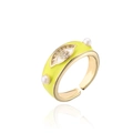Nahaufnahme eines Evil Eye Rings mit gelber Emaille, Zirkon und Perlendetails - Einstellbar Offen / Gelb