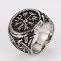 Vista macro del anillo brújula Viking Vegvisir en plata vintage con runas grabadas - Talla 8 / Color Acero