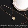 Collar de trébol giratorio de acero de titanio dorado con brillantes cristales de circonita - Estilo Giratorio 51 Pavé de Strass (A705)