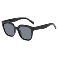 Gafas de sol negras con montura cuadrada clásica y lentes grises para un look moderno - Montura Negra Lente Gris